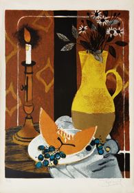 Le bougeoir et le pot de fleurs jaune