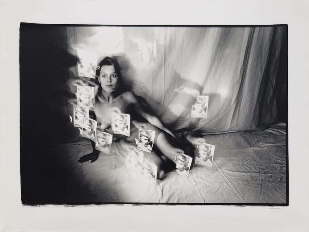 Nu aux photos d'un enfant