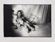 Nu aux photos d'un enfant
