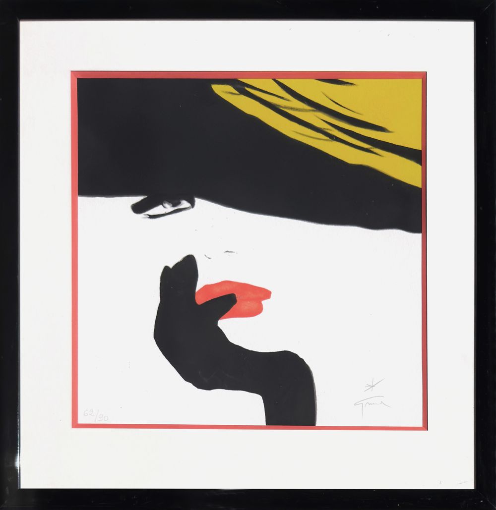 Femme gantée et rouge à lèvres