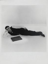Yves Klein 1960 (alongé)
