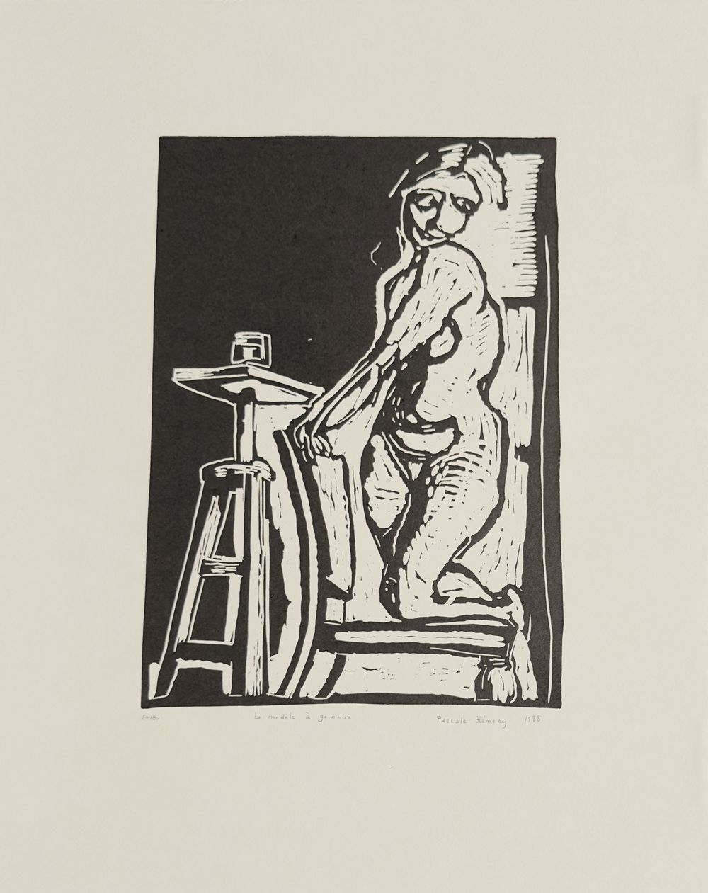 Le modèle à genoux