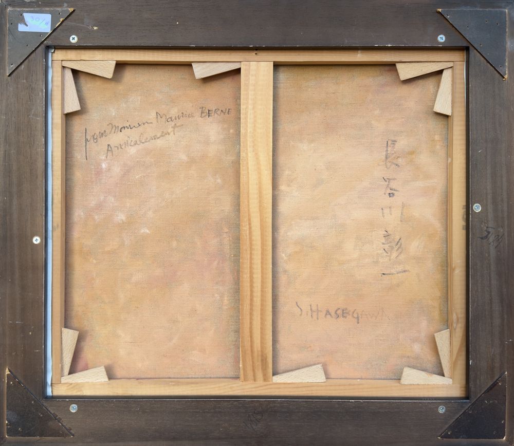 Composition sur fond bleu