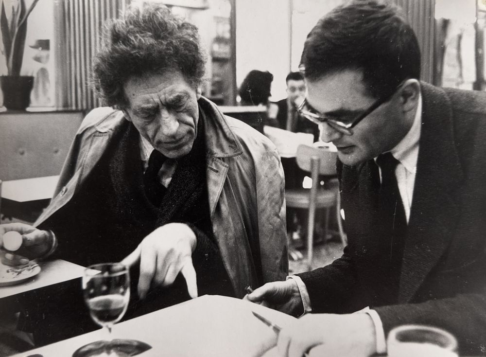 Alberto Giacometti et Pierre Schneider dans un café