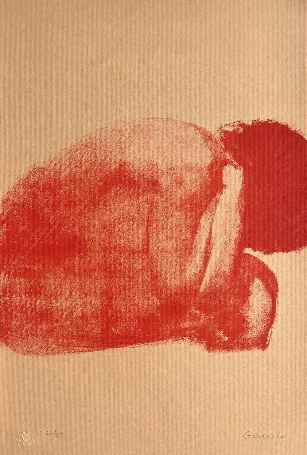 Nu rouge assis