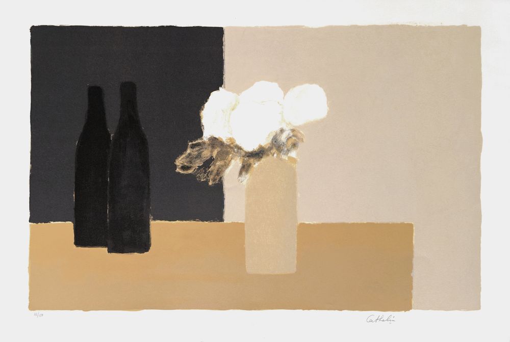 Roses blanches et bouteilles noires