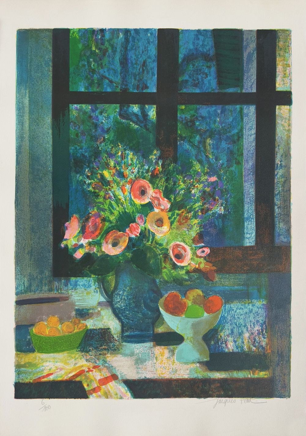 Bouquet de fleurs devant la fenêtre