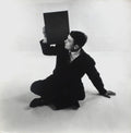 Yves Klein 1960 (assis)