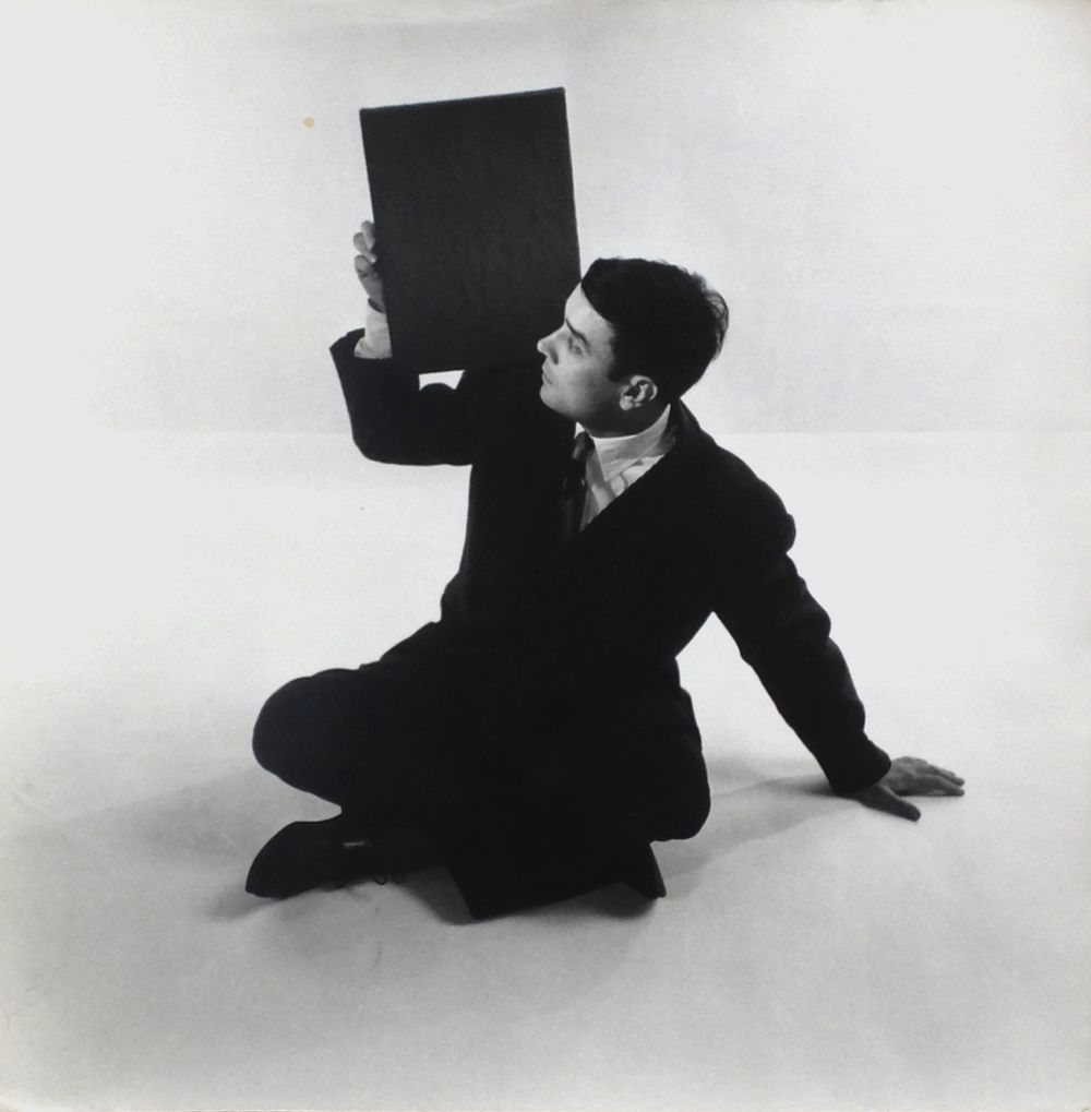 Yves Klein 1960 (assis)