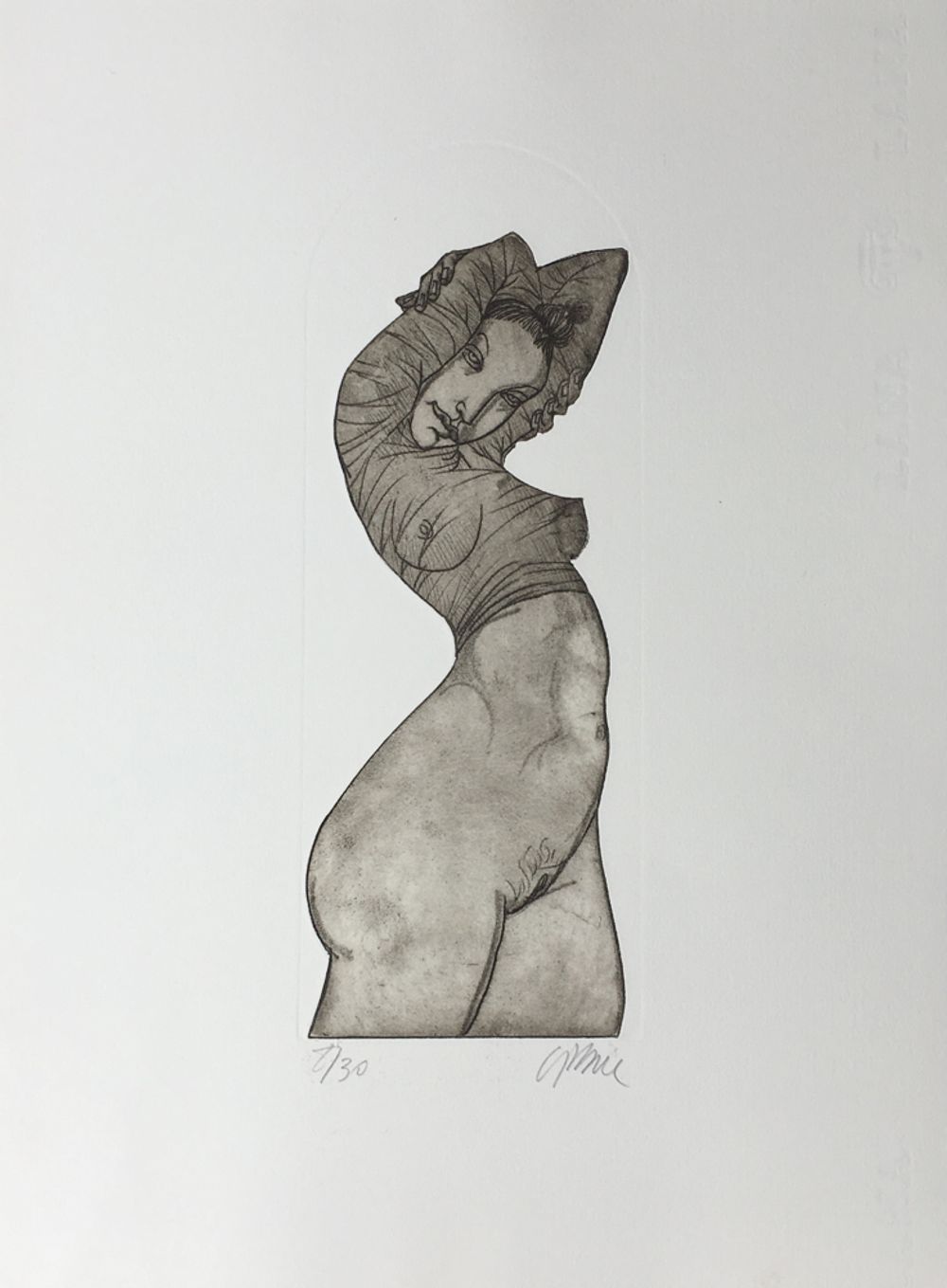 Femme aux bras levés